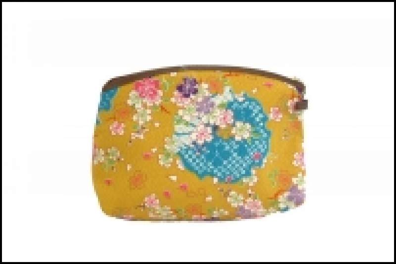 Trousse à tout,très solide elle peut contenir clefs,maquillage ou ce que vous voulez.