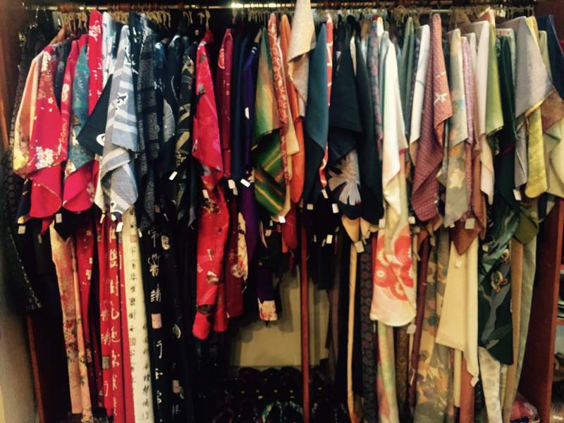 Les kimonos en soie anciens du Japon sont des pièces rares et précieuses,ils vous attendent chez Luciole.