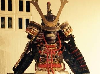 Armure Japonaise de Samouraï  Importation directe de Kyoto  Pièce ancienne    Réplique d’ armure de samouraï avec sa boite de rangement utilisé comme siège
