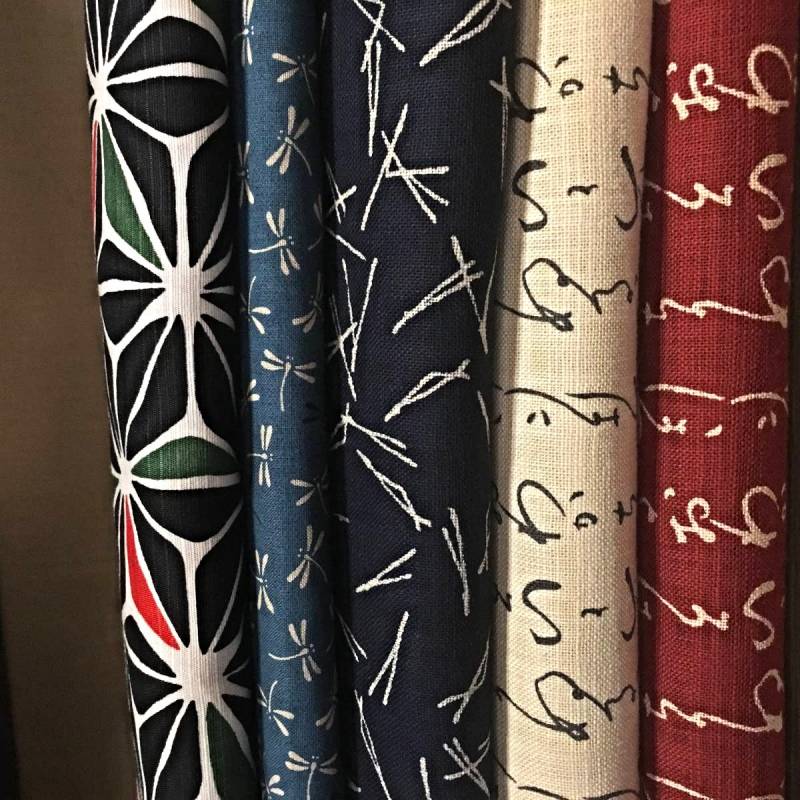 A vagues Seigaiha ou Asanoha, géométriques ou à fleurs, à pois ou figuratifs, les motifs japonais traditionnels sont nombreux. Vous retrouverez dans cette catégorie nos tissus aux motifs japonais