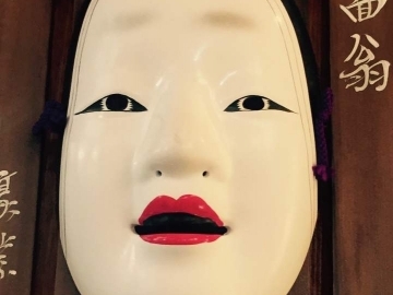 Ko-omote,calme et recueillie idéalise la beauté et l'innocence de la jeunesse vous attend en centre ville de Marseille.