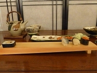 Grand plateau à sushis en bambou traditionnel et service en céramique artisanale.