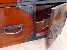 Détail de tiroirs cachés de tansu ancien japonais. 