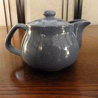 Théière craquelée de Kyoto de petite contenance idéale pour le thé vert.Un thé préparé dans une petite théière sera toujours meilleur pour deux raisons :  - Les arômes sont très fragiles, certains sont très volatiles, et plus la surface de thé en contact 